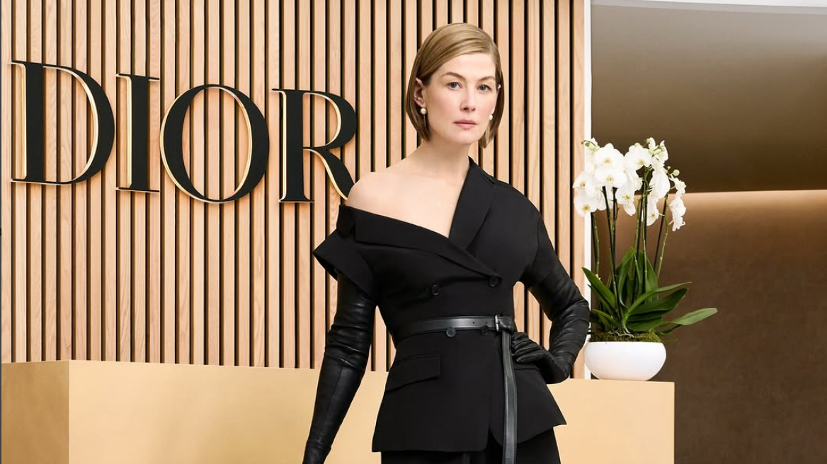 Η Ρόζαμουντ Πάικ πρωταγωνιστεί σε μια χιουμοριστική ταινία μικρού μήκους για τη νέα τσάντα του Dior