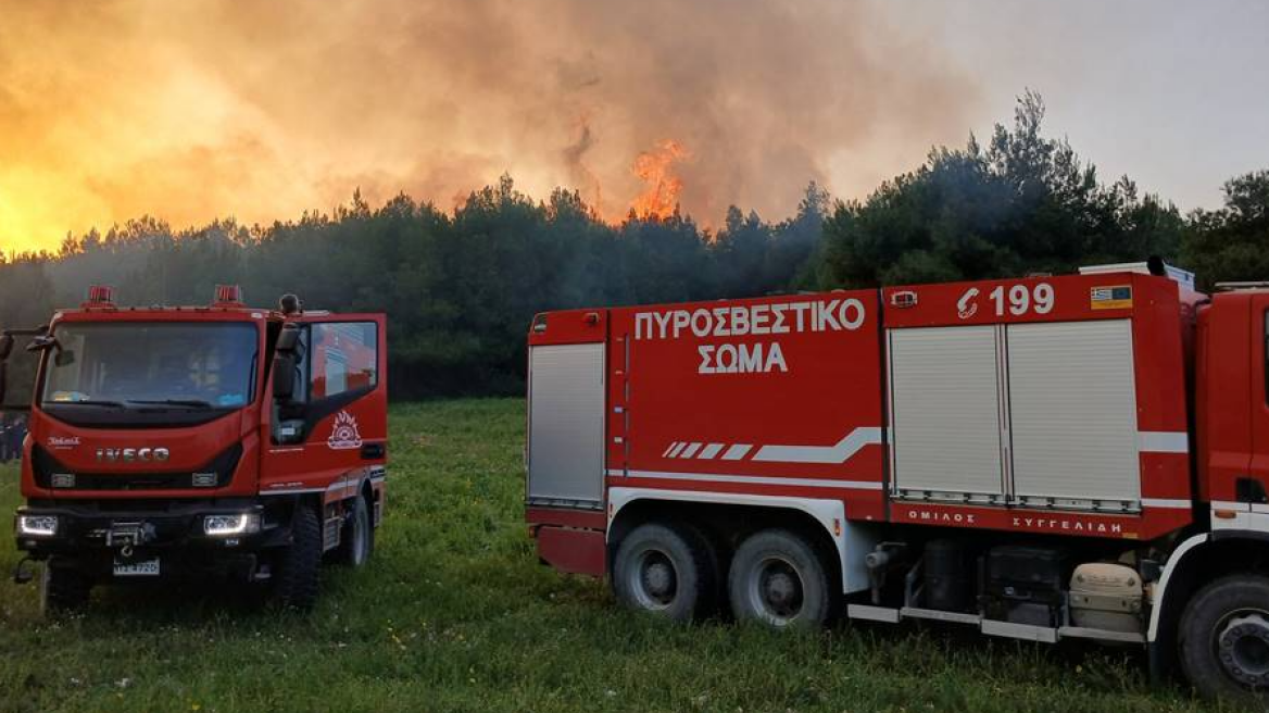 Φωτιά τώρα στην περιοχή Κοιλιωμένος Ζακύνθου, οι ισχυροί άνεμοι δυσκολεύουν τους πυροσβέστες