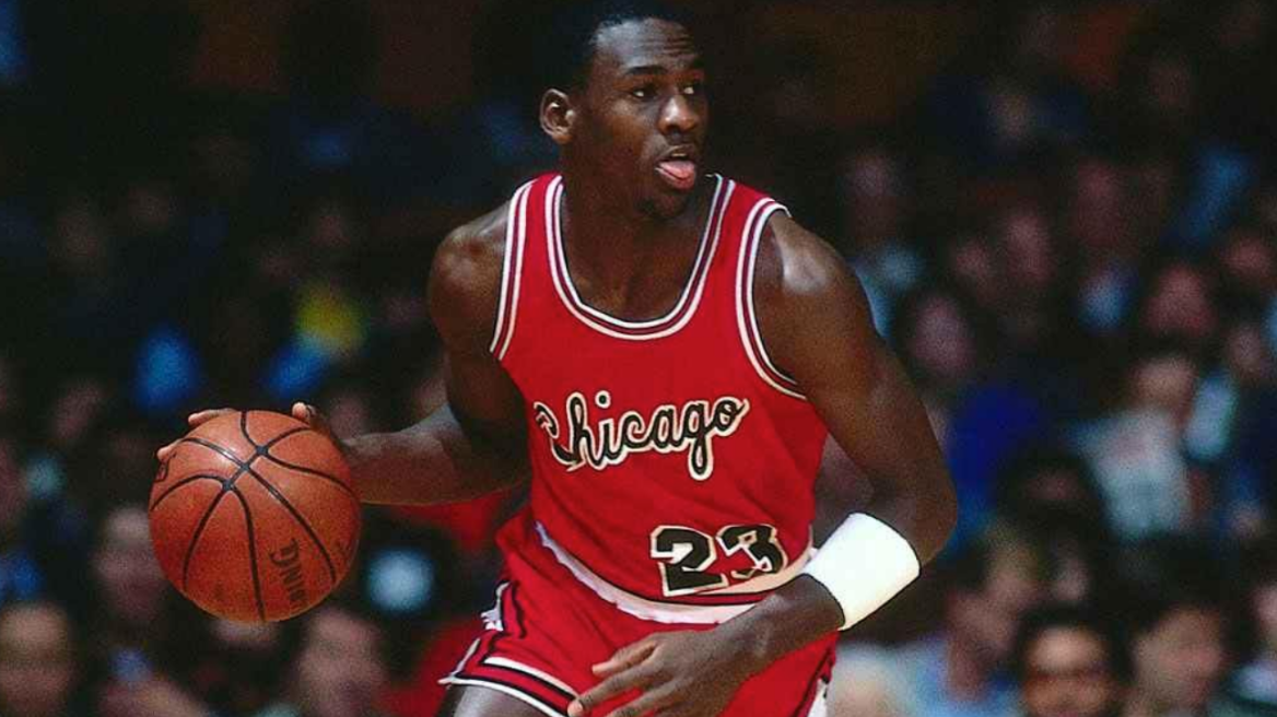 Ακόμα σπάει ρεκόρ ο Τζόρνταν: Υπογεγραμμένη φανέλα του από αγώνα στη ρούκι σεζόν του με τους Μπουλς «έπιασε» 4,2 εκατ. δολάρια σε δημοπρασία!