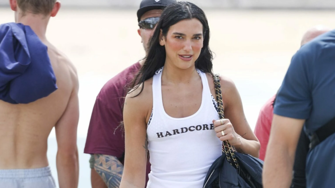 To beach outfit της Ντούα Λίπα περιλαμβάνει μια δερμάτινη Chanel τσάντα και Τabi flats