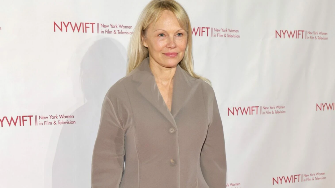 Η Πάμελα Άντερσον επιστρέφει στο κόκκινο χαλί με μια minimal εμφάνιση απευθείας από την πασαρέλα της Tory Burch