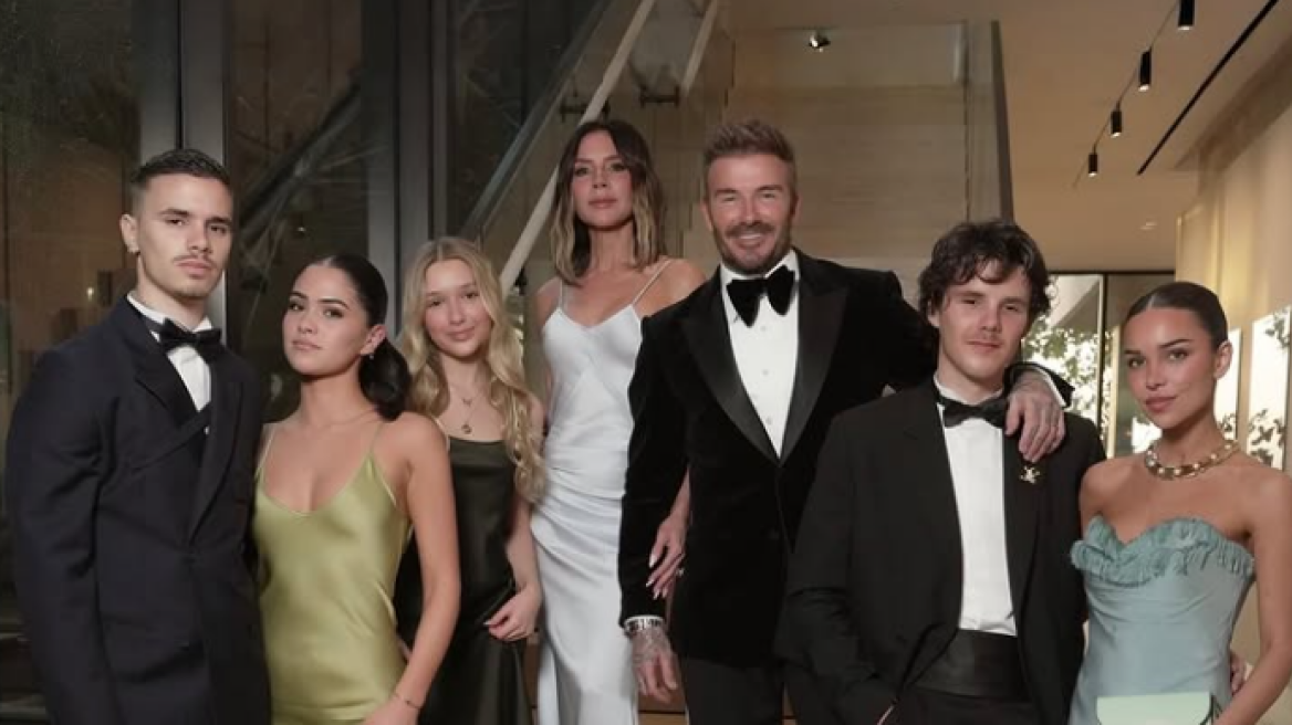 Η Βικτόρια Μπέκαμ ποζάρει με ένα αισθησιακό slip dress για ένα οικογενειακό πορτρέτο 