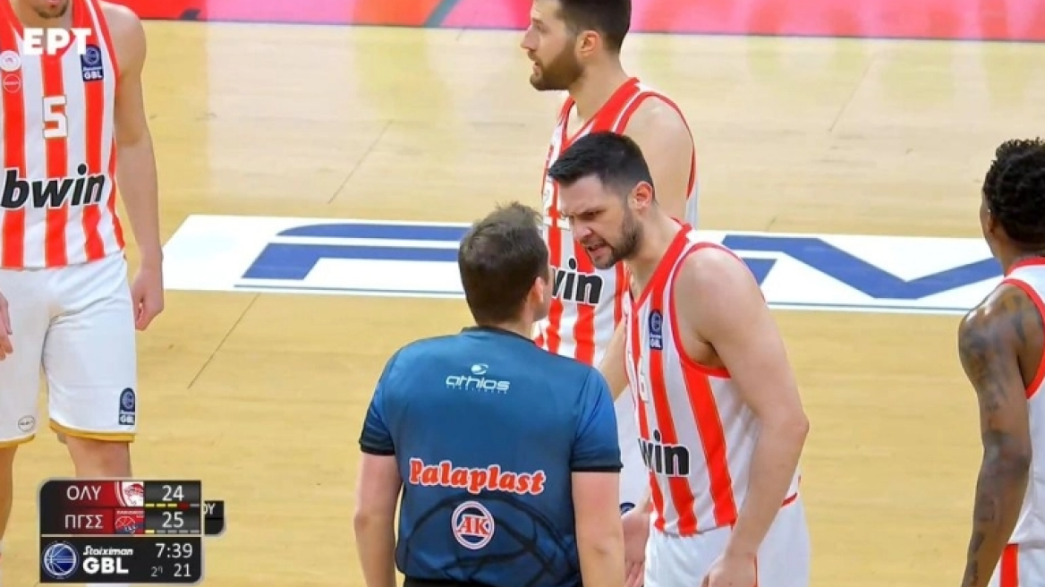 Ολυμπιακός - Πανιώνιος: Τεχνική ποινή στον Παπανικολάου και έντονος διάλογος του αρχηγού  με τον διαιτητή - Βίντεο 