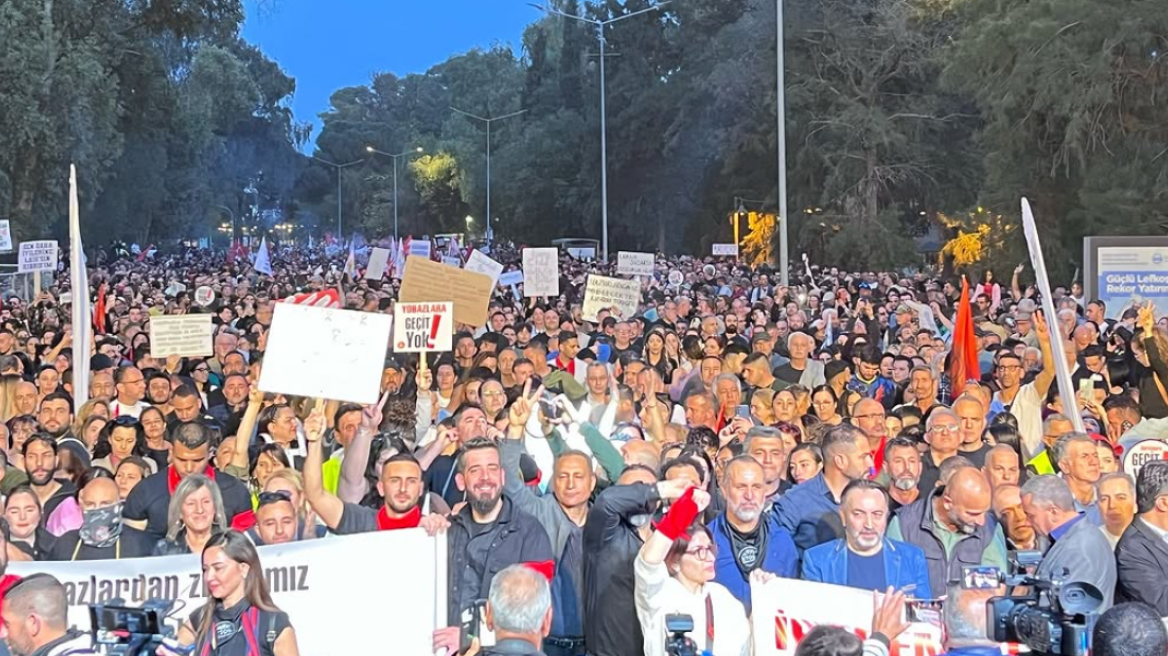 Μαζική διαμαρτυρία στα κατεχόμενα για τη μαντίλα στα σχολεία: «Θα ερχόταν και ο Πίκατσου»