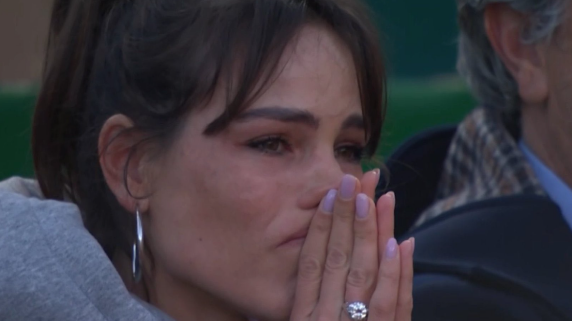 Ξέσπασε σε κλάματα η σύντροφος του Μουζέτι, μετά τη νίκη του Ιταλού κόντρα στον Τσιτσιπά - Βίντεο