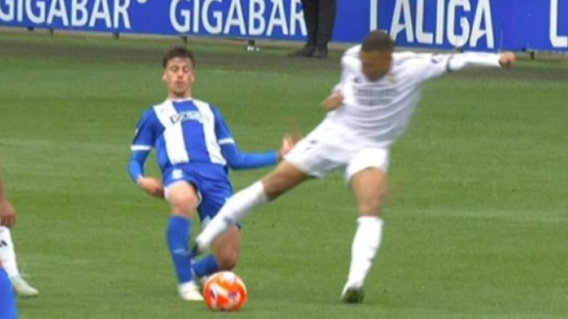 «Εγκληματική» ενέργεια του Εμπαπέ - Πήγε να κόψει την μπάλα στον Μπλάνκο της Αλαβές και πήρε κόκκινη κάρτα μέσω VAR - Βίντεο