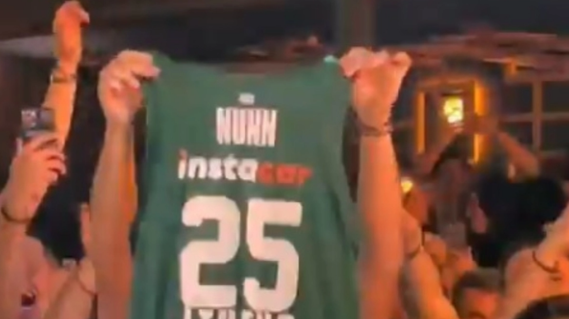 Φίλος του Παναθηναϊκού σήκωσε στην Πέγκυ Ζήνα φανέλα του Ναν στο «Δεν θα πας πουθενά»! - Δείτε βίντεο