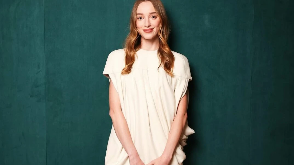 H Φίμπι Ντίνεβορ δοκιμάζει τα πιο hot sneakers της σεζόν