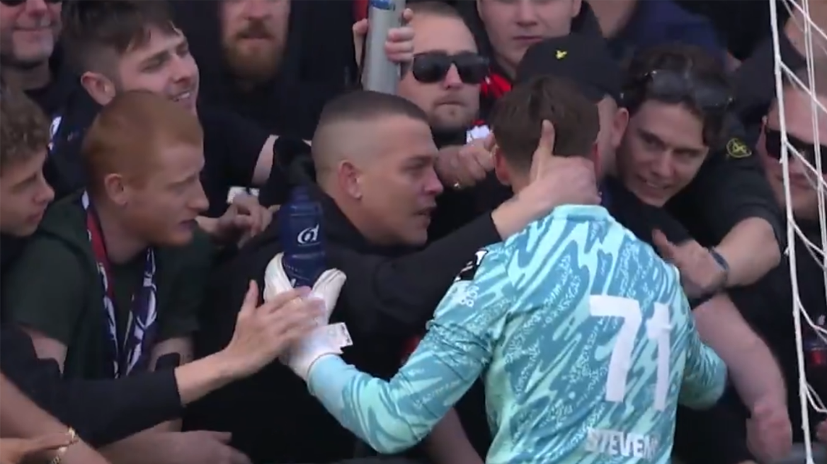 Γκενκ: Έκανε ντεμπούτο λίγες ημέρες μετά τον θάνατο του πατέρα του, έπιασε πέναλτι και τον αγκάλιασαν οι αντίπαλοι οπαδοί - Βίντεο