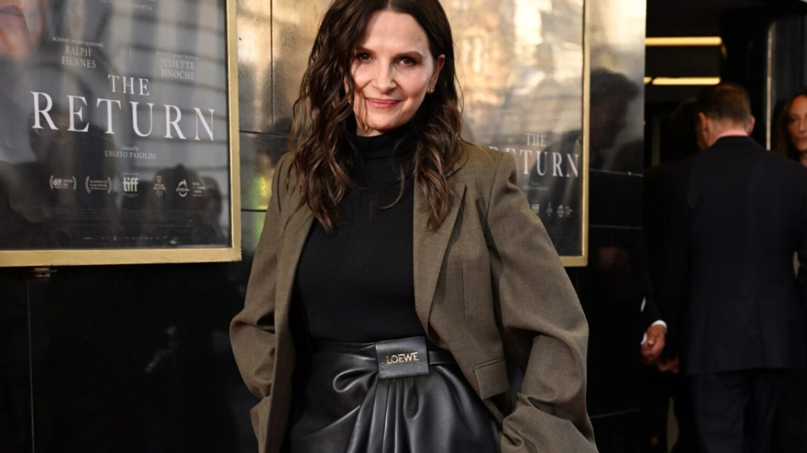 Η Ζιλιέτ Μπινός με cropped σακάκι και δερμάτινο παντελόνι στο Λονδίνο