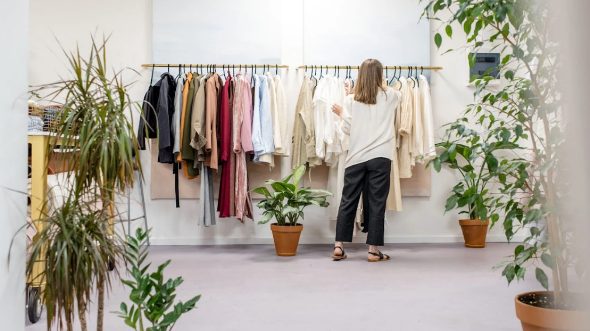 Ο απλός κανόνας για μια οργανωμένη ντουλάπα – Video