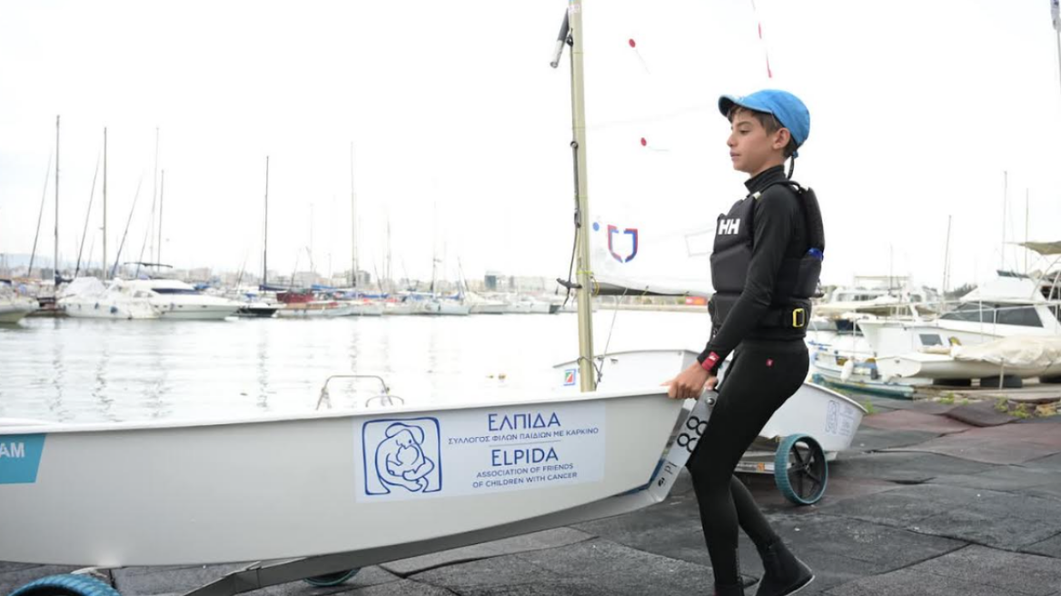 Ιστιοπλοΐα: Πρεμιέρα στους αγώνες Όπτιμιστ και ILCA 4 - Με το λογότυπο της «Ελπίδας» τα σκάφη