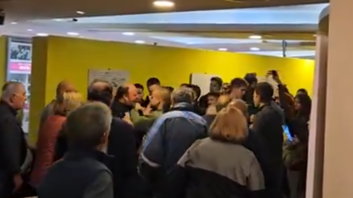 «Έξω οι τραμπούκοι»: Επεισόδια στον Ιανό σε συζήτηση για τα Τέμπη - Εισέβαλε ομάδα νεαρών, πέταξαν τρικάκια (βίντεο)