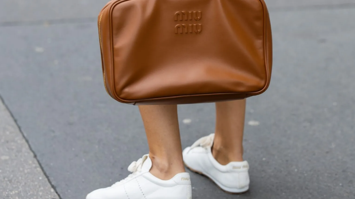 Τα ωραιότερα λευκά sneakers για να φορέσετε με τα φορέματα της άνοιξης