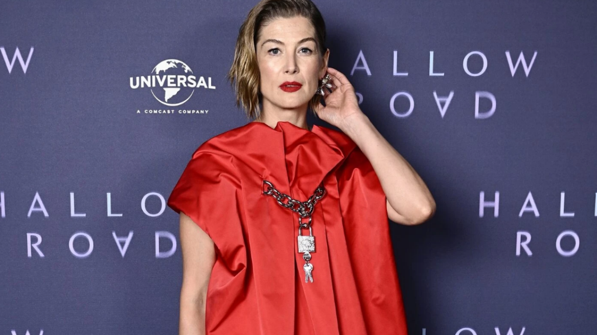 Η Ρόζαμουντ Πάικ συνδύασε το κόκκινο φόρεμά της με ένα ζευγάρι χνουδωτές μπαλαρίνες