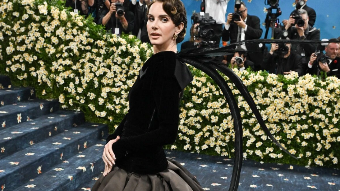 Met Gala 2025: Η Λάνα Ντελ Ρέι εντυπωσιάζει με Valentino Couture