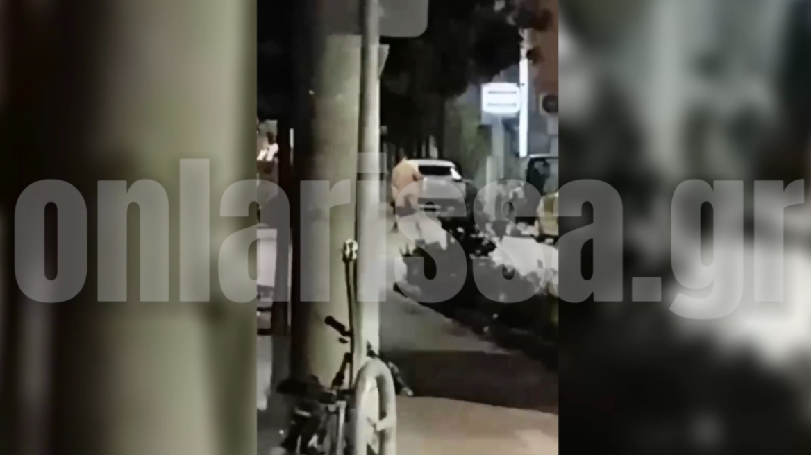 Λάρισα: Άνδρας βγήκε γυμνός στο κέντρο της πόλης και άρχισε να τραγουδάει