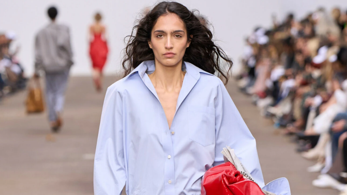 Γαλάζιο πουκάμισο: Πώς να φορέσετε το must-have κομμάτι της σεζόν
