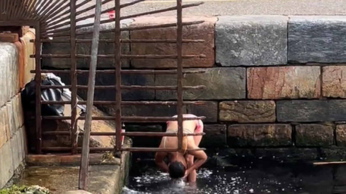 Θεσσαλονίκη: Νεαρή βούτηξε στο Θερμαϊκό με το μαγιό της για να… λουστεί