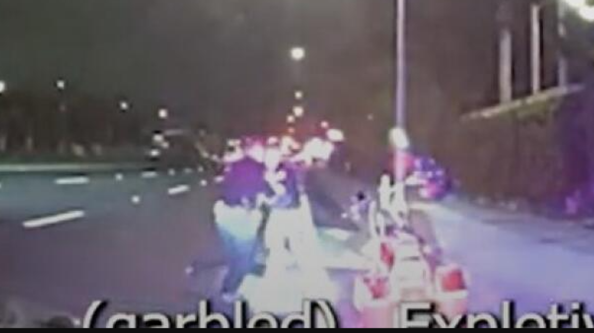 ΗΠΑ: Μοτοσικλετιστής ήρθε στα χέρια με αστυνομικό - Του πήρε το taser και τον πυροβόλησαν έξι φορές