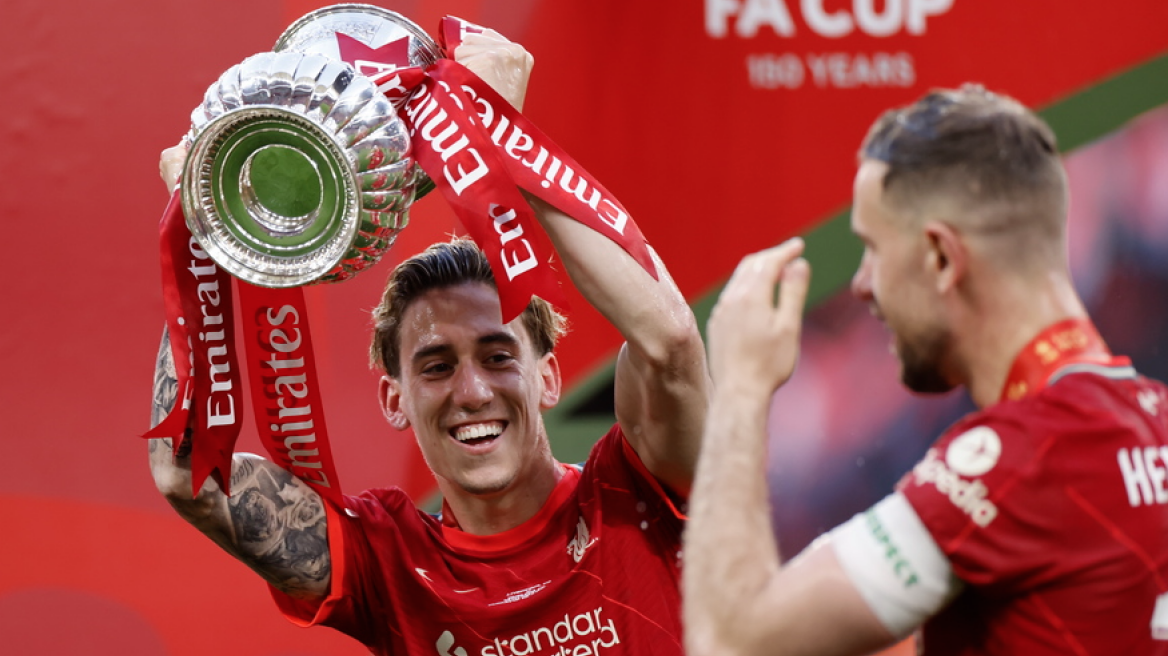 Κώστας Τσιμίκας: Ενδιαφέρον της Λιντς για τον Έλληνα αμυντικό 