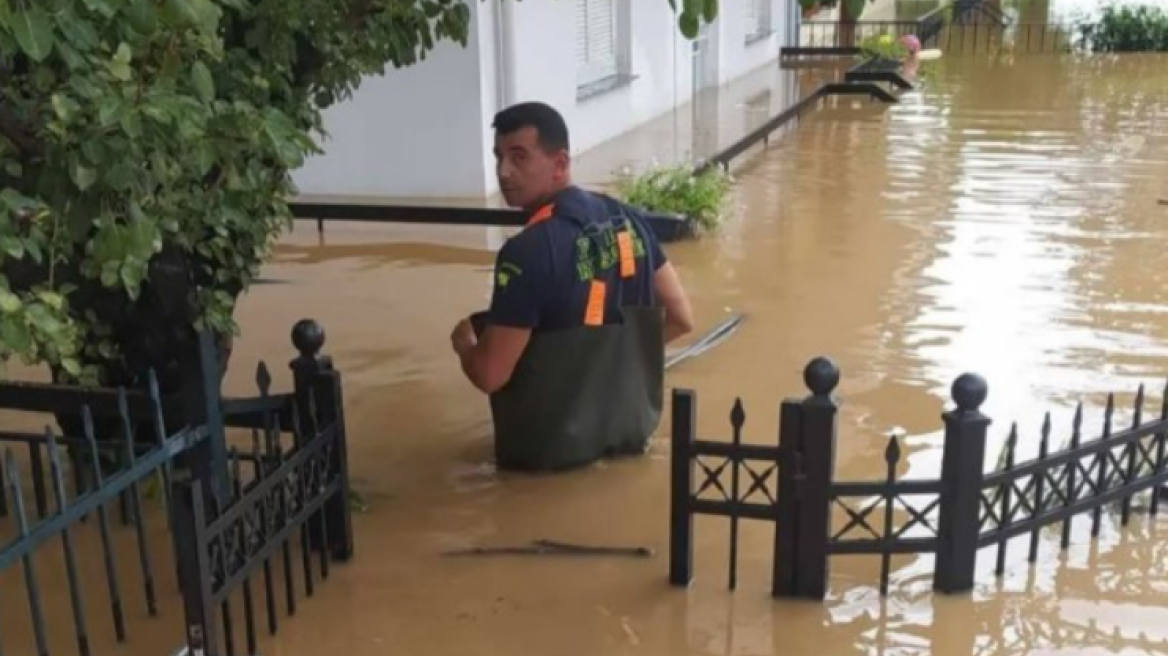 Τρίκαλα: Πυροσβέστης, πατέρας τριών παιδιών, έχασε τη ζωή του σε τροχαίο

