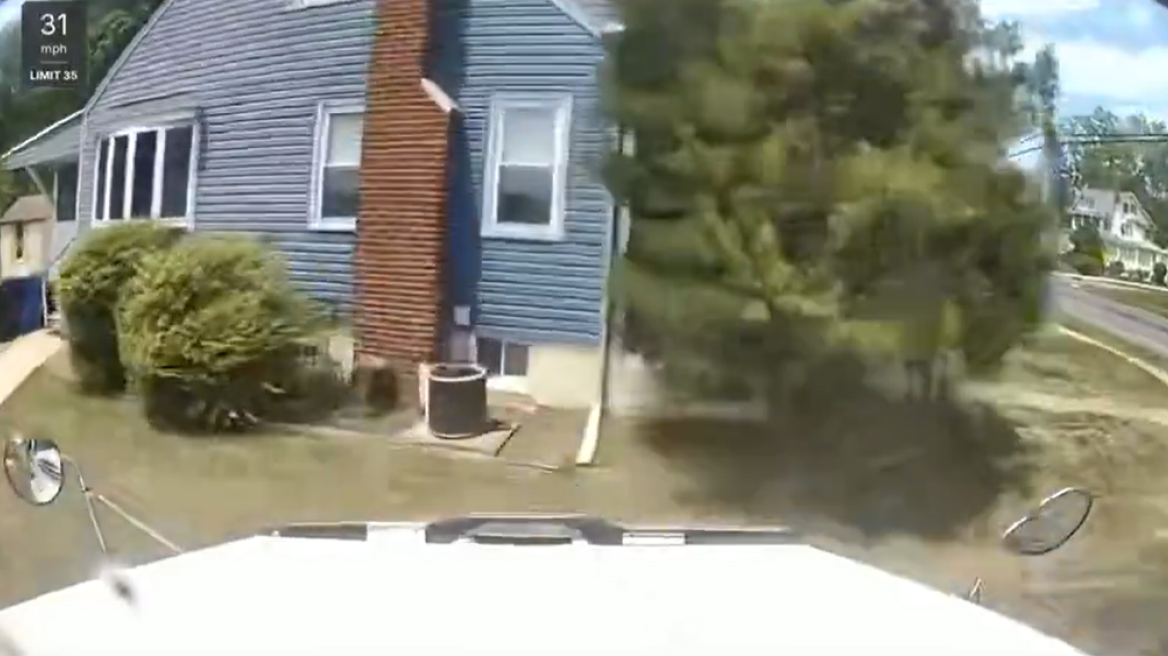 Τρομακτικό βίντεο: Φορτηγό 33 τόνων έπεσε αφρενάριστο με 80 χλμ. πάνω σε σπίτι στο Νιου Τζέρσεϊ - To κατέστρεψε ολοσχερώς