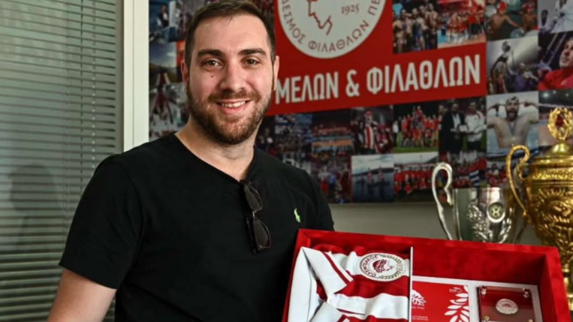 Φίλαθλος του Ολυμπιακού ταξίδεψε από το Τέξας στον Πειραιά για προμηθευτεί τη «Χρυσή Κάρτα» και πετάει για Άμπου Ντάμπι