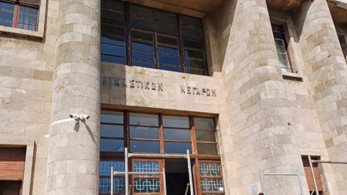 O 41χρονος ανιψιός του Καριώτη που συμμετείχε στη δολοφονία του στη Ρόδο, είχε προσπαθήσει να στραγγαλίσει και άστεγο