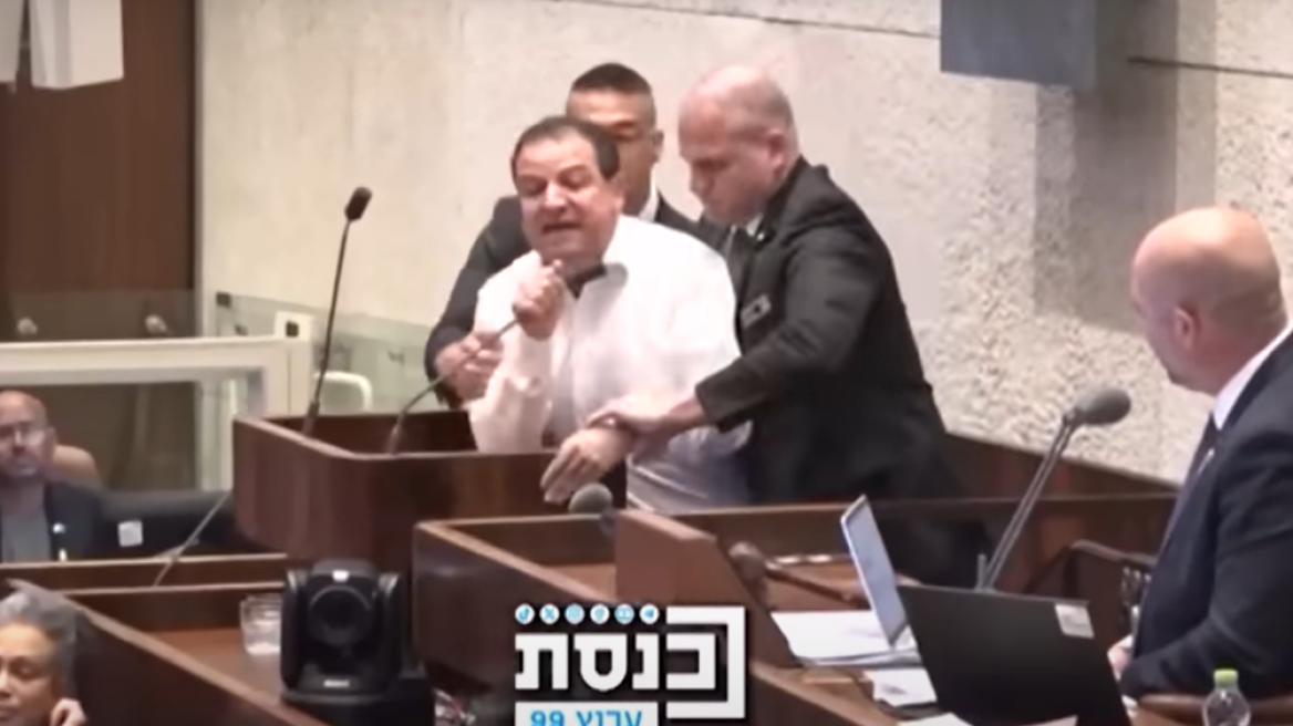 Πήραν σηκωτό από το βήμα της Κνεσέτ Αραβοϊσραηλινό βουλευτή που έκανε λόγο για «γενοκτονία στη Γάζα»
