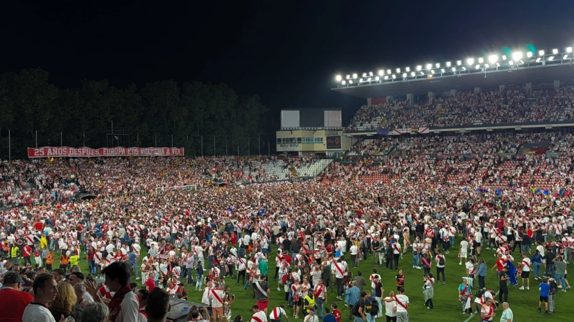 Ράγιο Βαγιεκάνο: Οι οπαδοί της «μπούκαραν» στο γήπεδο μετά την πρόκριση στο Conference (βίντεο)
