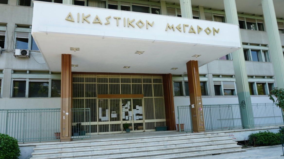 Λάρισα: Ελεύθερος με περιοριστικούς όρους ο βιολογικός πατέρας των παιδιών που βρέθηκαν με καψίματα από τσιγάρο
