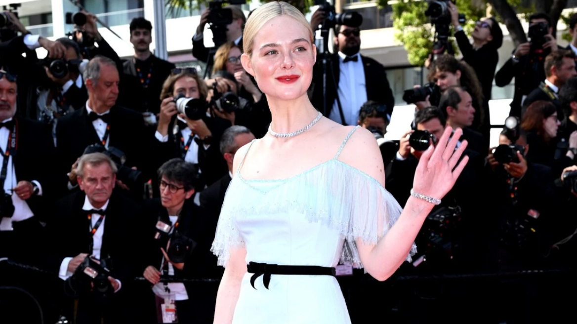 Η Eλ Φάνινγκ με παραμυθένιο Chanel φόρεμα στην τελετή λήξης του φεστιβάλ Καννών
