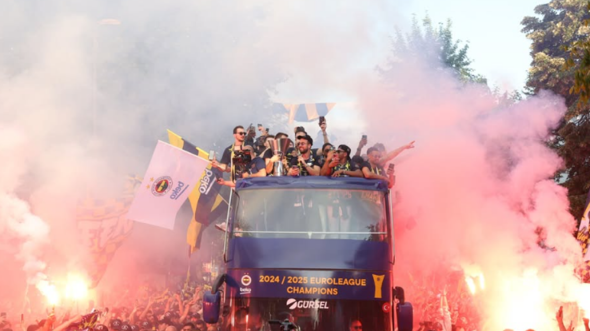 Φενέρ: «Κιτρίνισε» η Πόλη με την παρέλαση των πρωταθλητών Ευρώπης στους δρόμους της - Βίντεο 