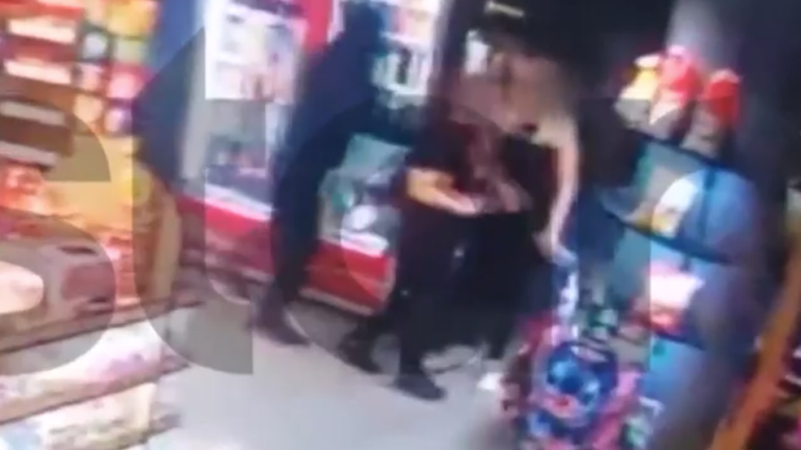 Ληστής απείλησε με μαχαίρι δύο γυναίκες σε μίνι μάρκετ στον Βύρωνα για να πάρει 200 ευρώ από το ταμείο