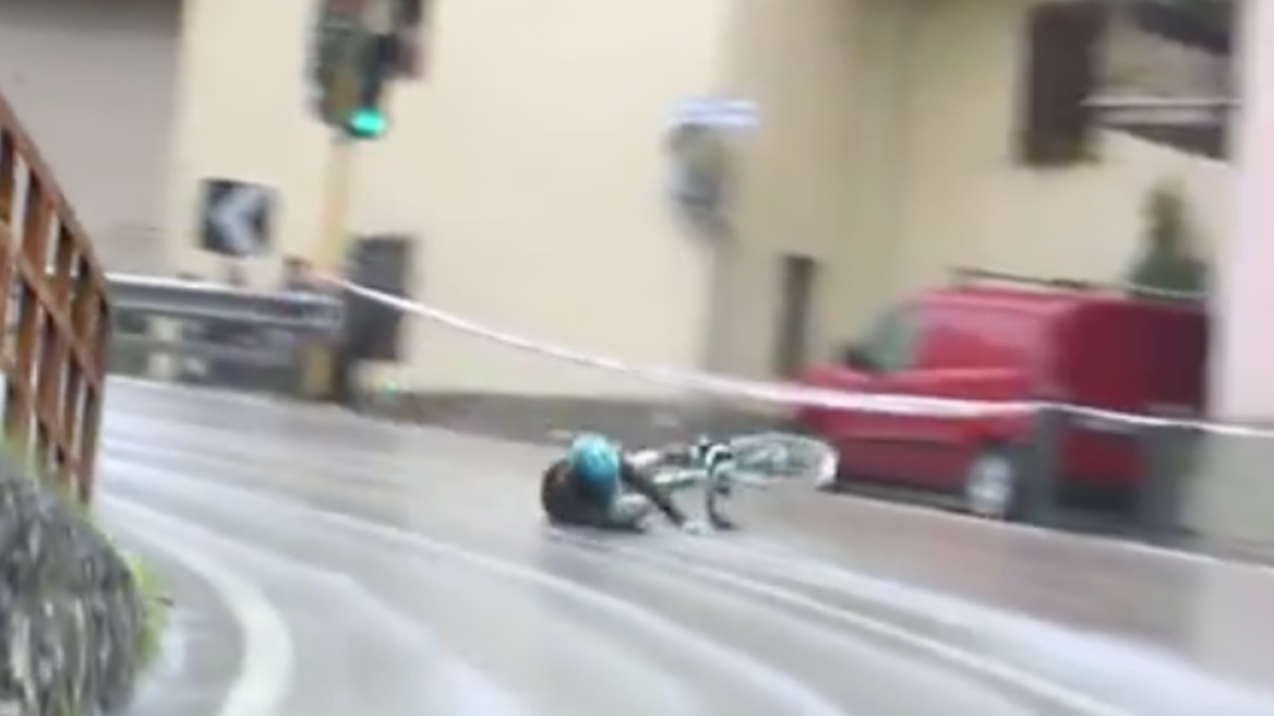 Τρομακτικό ατύχημα για ποδηλάτη στον Giro d’Italia - Δείτε πώς έφυγε σε στροφή και έπεσε σε ρεματιά 15 μέτρων