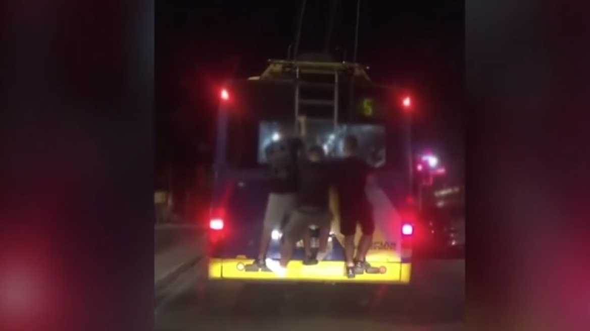 Πατήσια: Νεαροί «κρεμάστηκαν» στο πίσω μέρος τρόλεϊ - Δείτε βίντεο
