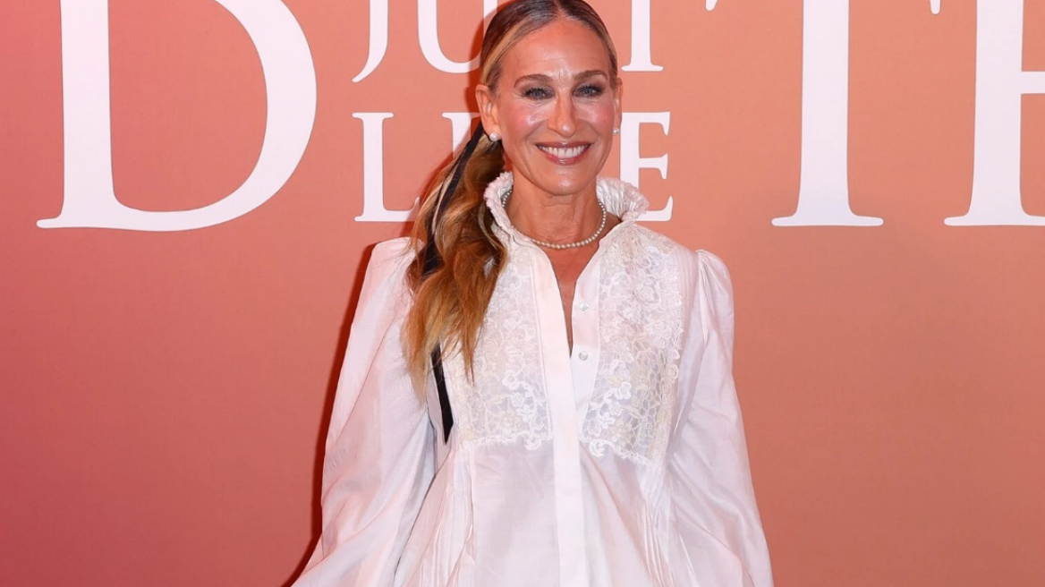 H Σάρα Τζέσικα Πάρκερ με λευκό μποέμ σύνολο και peep-toe πέδιλα στο Παρίσι
