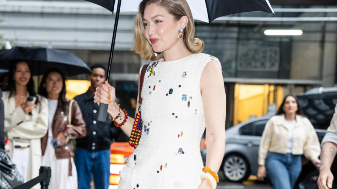 H Gigi Hadid συνδυάζει μίνι φόρεμα κεντημένο με κρύσταλλα και flip flops
