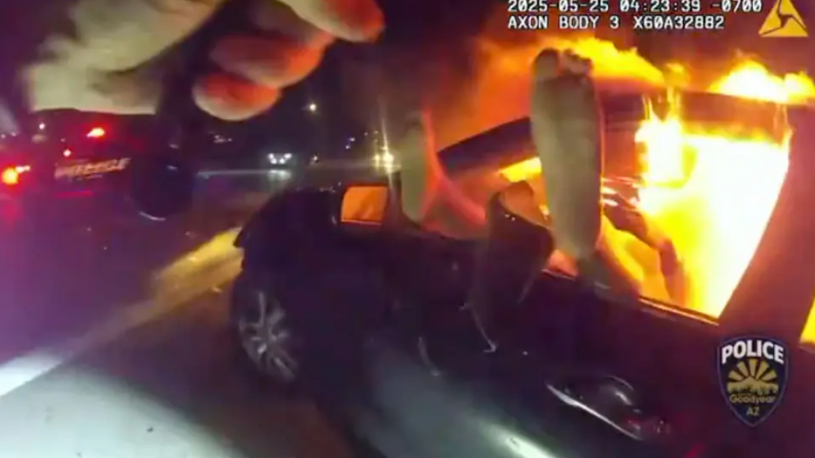 Αριζόνα: Δραματική διάσωση από φλεγόμενο αυτοκίνητο - Αστυνομικός τράβηξε από τα πόδια κοπέλα που κόρναρε για να την αντιληφθούν