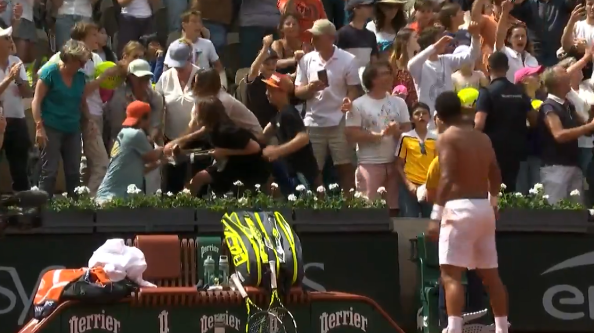 Ρολάν Γκαρός: Μαλλιοτραβήχτηκαν στις εξέδρες για τη μπλούζα του 20χρονου Γάλλου Αρτούρ Φιλς