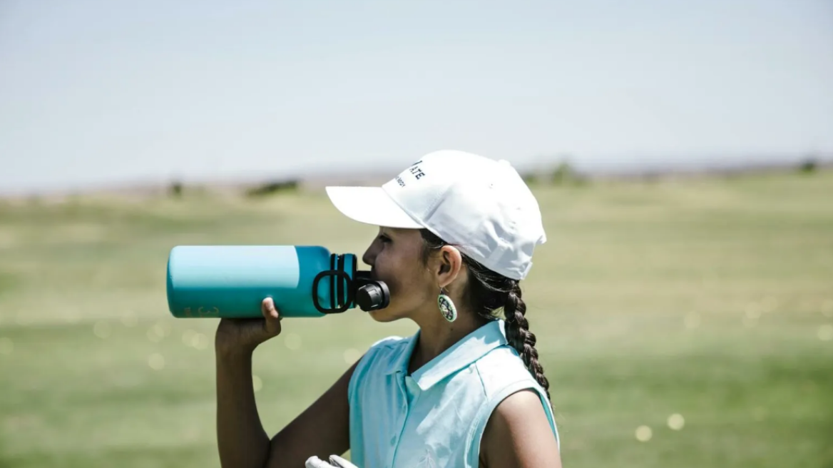 Γιατί πρέπει να καθαρίζουμε καθημερινά τα επαναχρησιμοποιούμενα μπουκάλια για νερό
