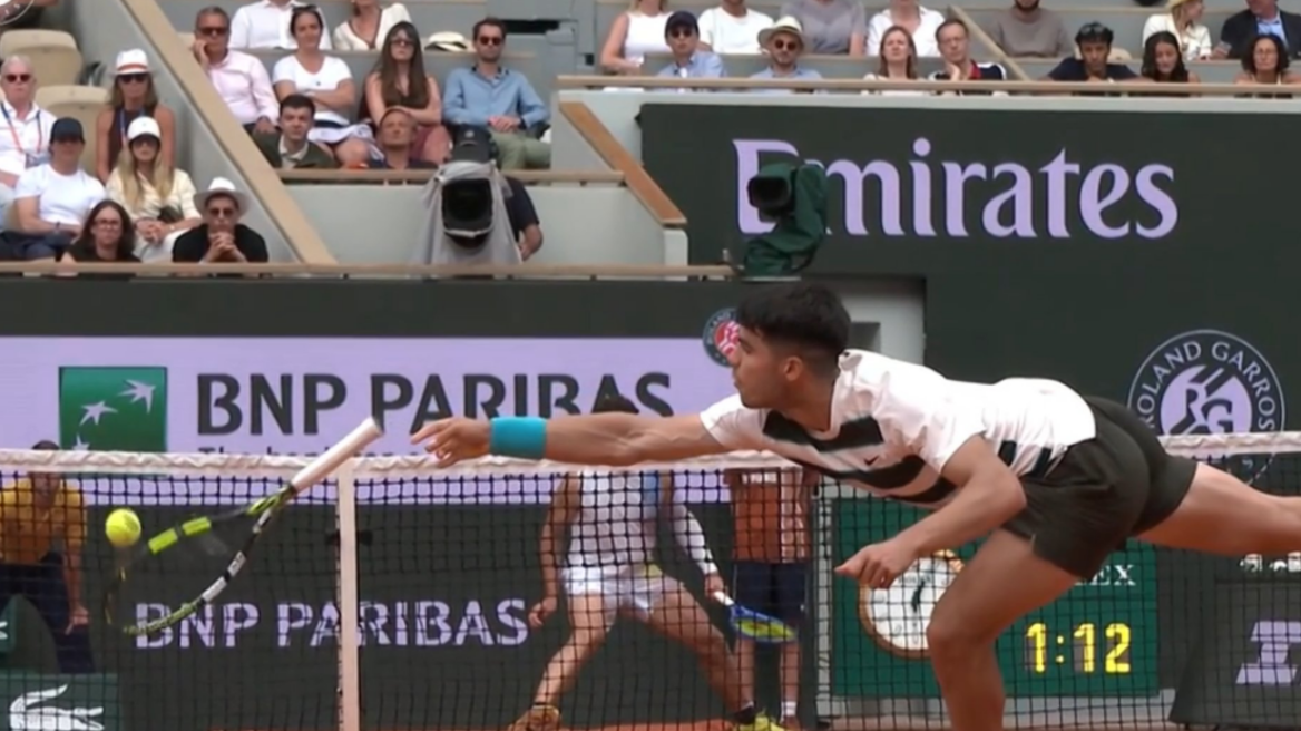 Το fair play της χρονιάς από τον Αλκαράθ στο Roland Garros - Κέρδισε πόντο ενώ του είχε φύγει η ρακέτα και ζήτησε να δοθεί στον αντίπαλό του - Βίντεο 