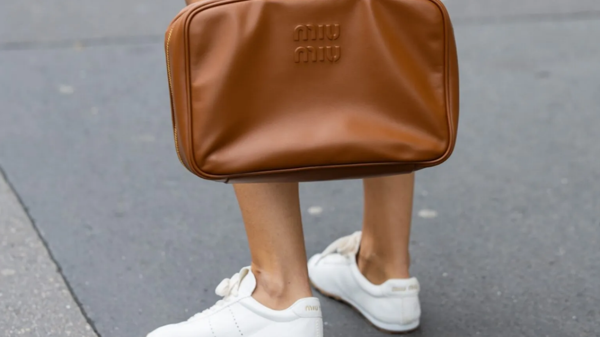 Τα ωραιότερα λευκά sneakers για να φορέσετε με τα φορέματα του καλοκαιριού
