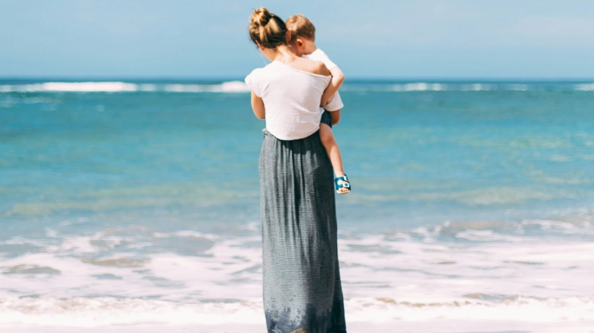 Γιατί το καλοκαίρι δεν είναι και τόσο ανέμελο για εργαζόμενους γονείς
