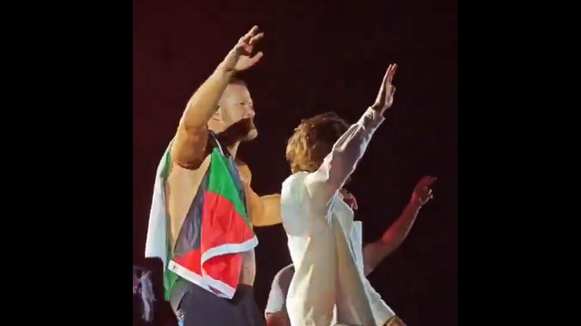 Οι Imagine Dragons σήκωσαν σημαία της Παλαιστίνης στο τέλος της συναυλίας στο Μιλάνο και δίχασαν
