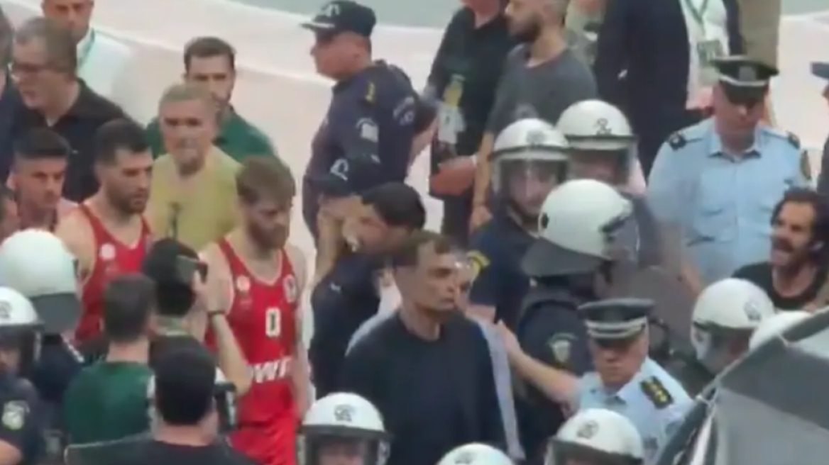Γιώργος Μπαρτζώκας: Οπαδός του Παναθηναϊκού πέταξε αντικείμενο στο πρόσωπο του κόουτς του Ολυμπιακού κατά την αποχώρηση - Βίντεο 