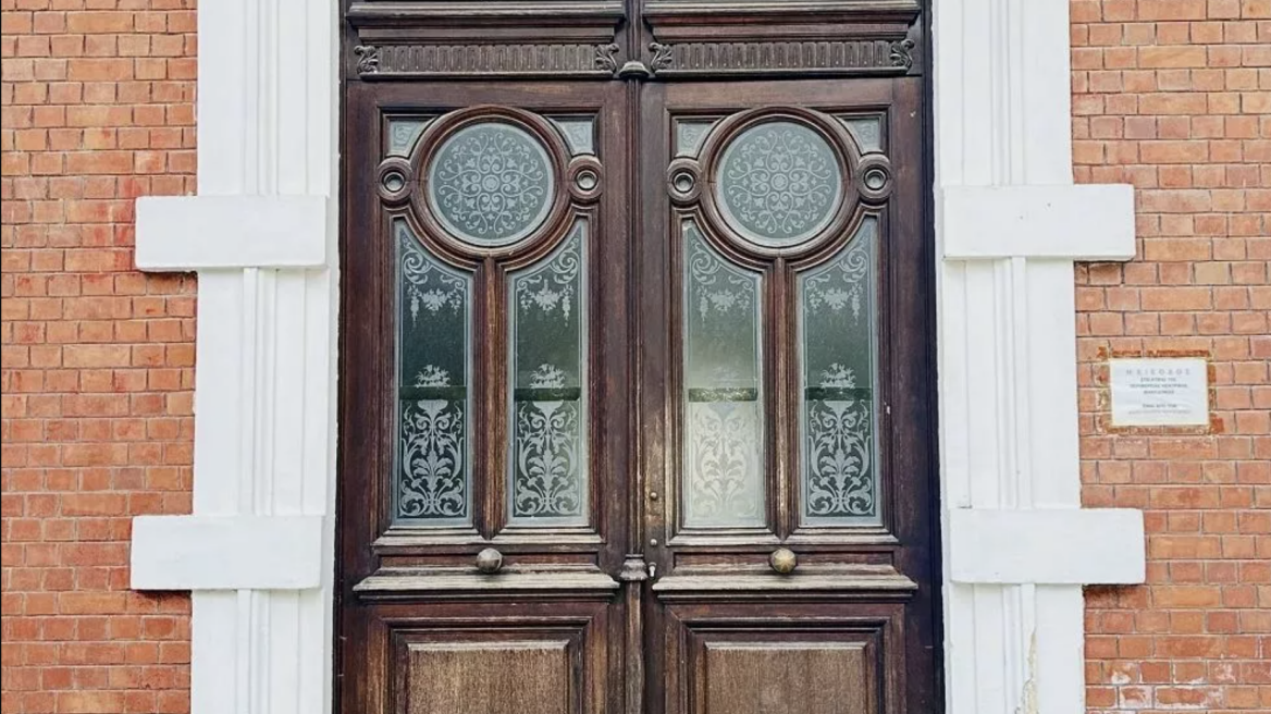 «Πόρτες της Θεσσαλονίκης»: Μια φωτογραφική διαδρομή στην ιστορία, την αύρα και την ατμόσφαιρα της «Νύμφης του Θερμαϊκού» από την Ελληνοαμερικανίδα δημοσιογράφο Ντόντι Τσιαντάρ
