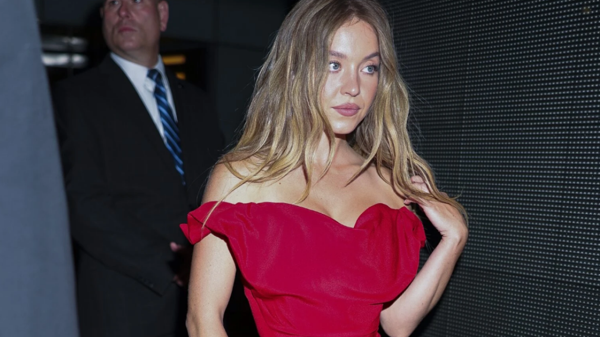 H Σίντνεϊ Σουίνι φόρεσε δύο κόκκινα φορέματα σε μία μέρα
