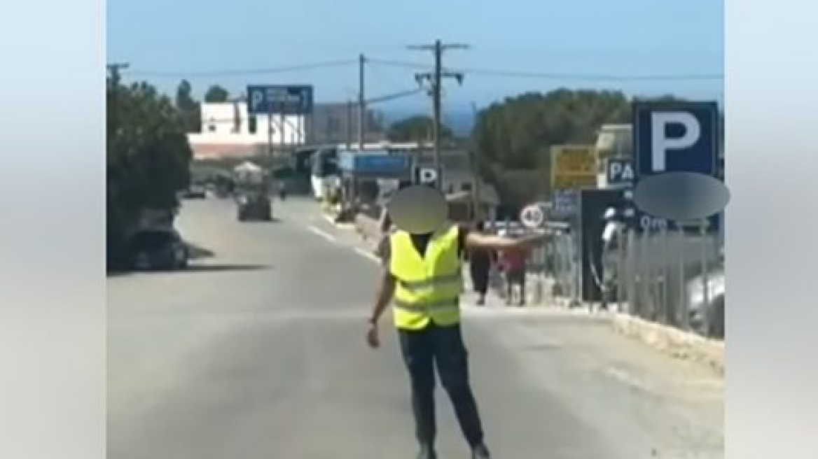 Αστυνομικοί έστησαν παγίδα στους κράχτες των πάρκινγκ στο Ελαφονήσι - Υποδύθηκαν τους πελάτες και έκαναν συλλήψεις, δείτε βίντεο